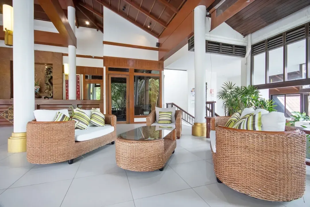 Lobby lounge