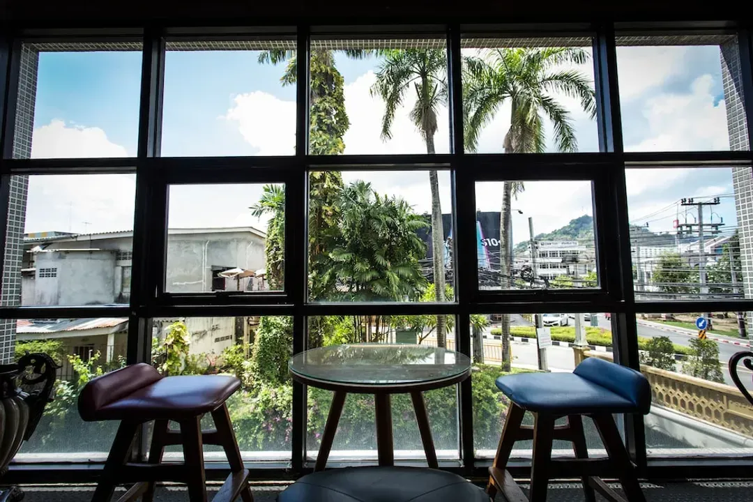 Lobby lounge