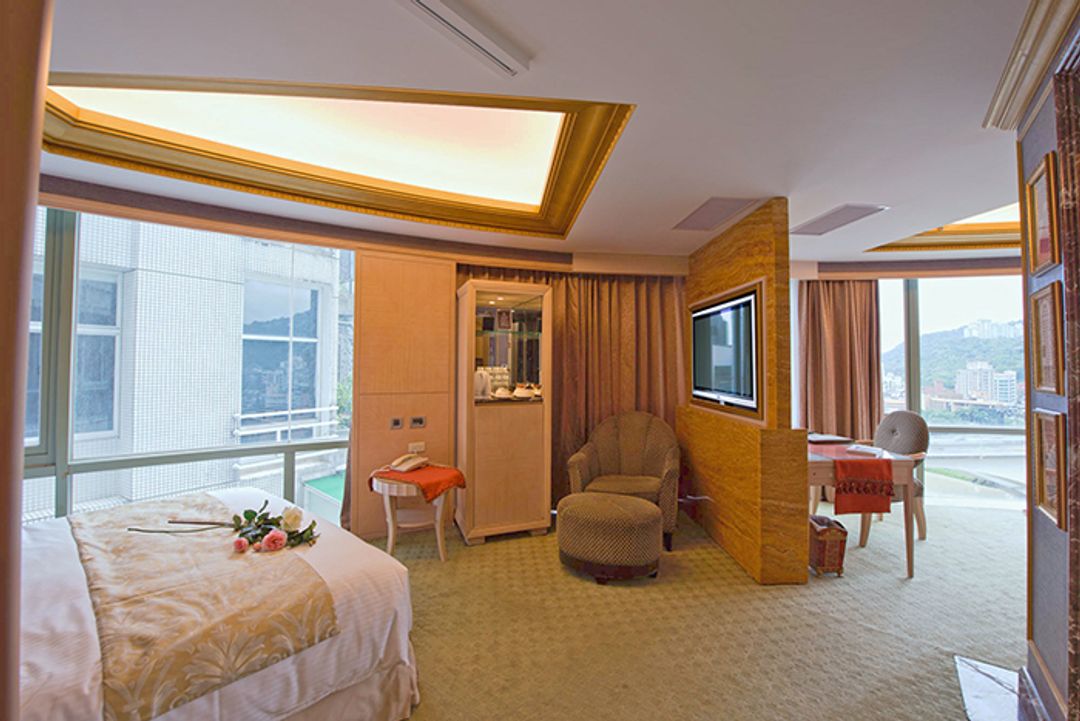 Lake Hotel