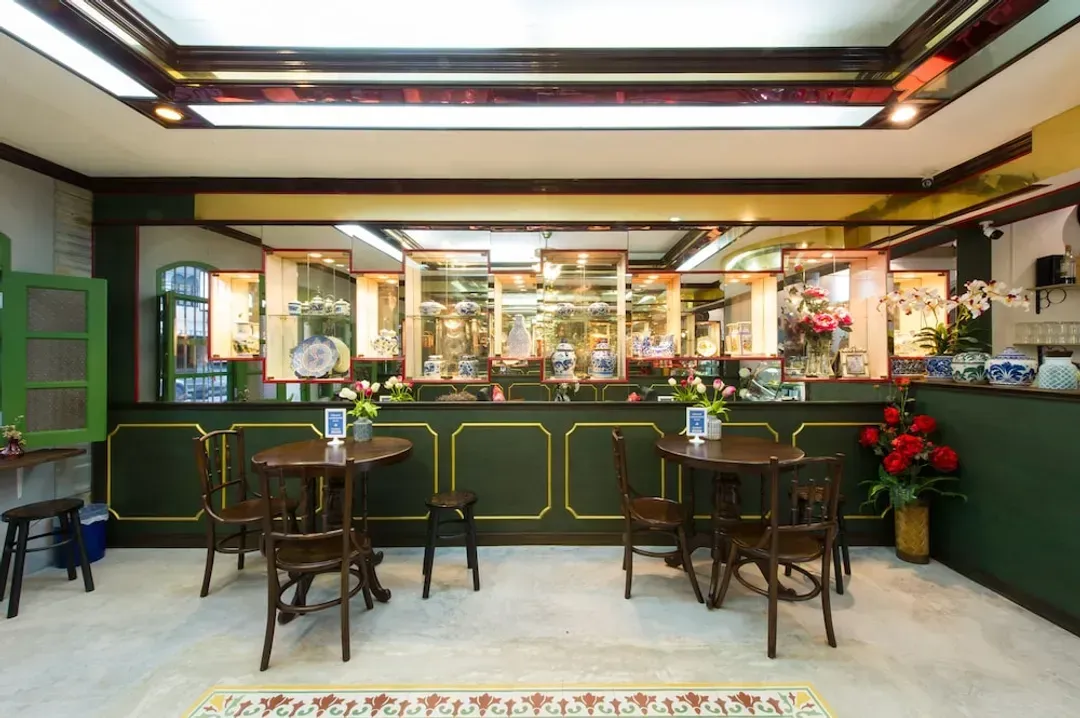 Lobby lounge