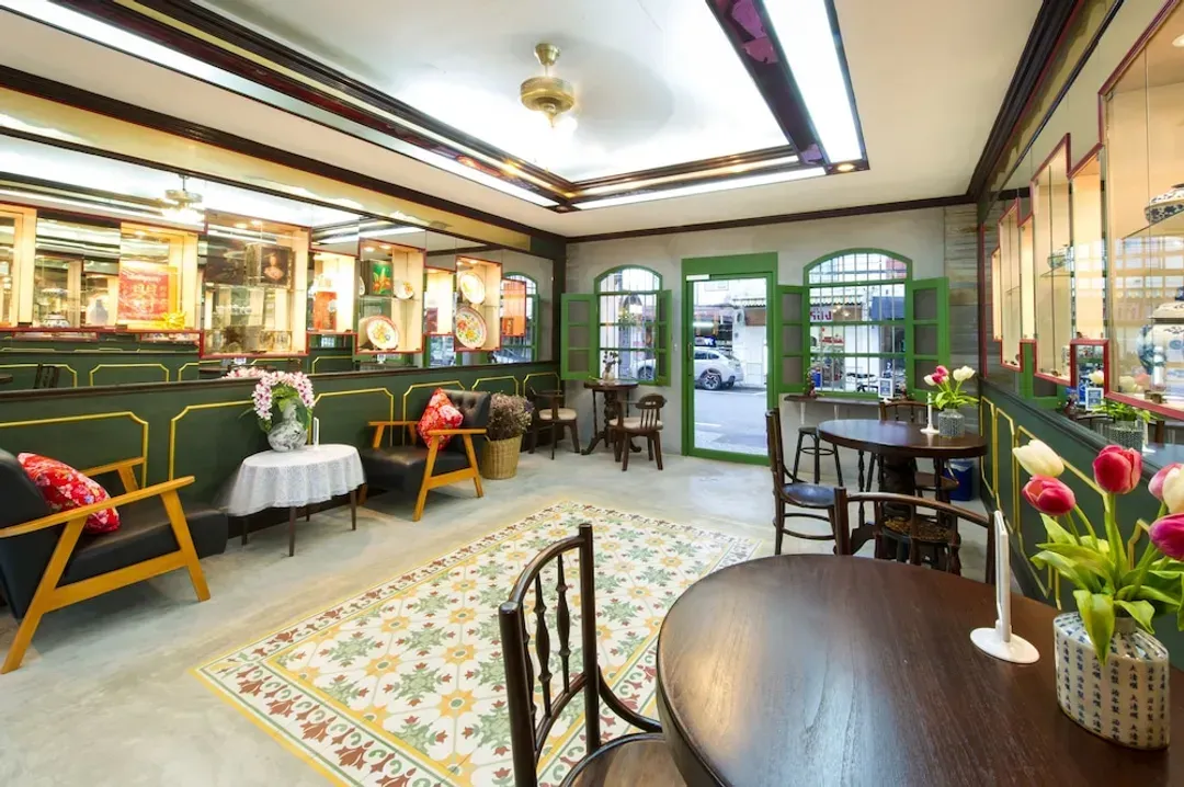 Lobby lounge