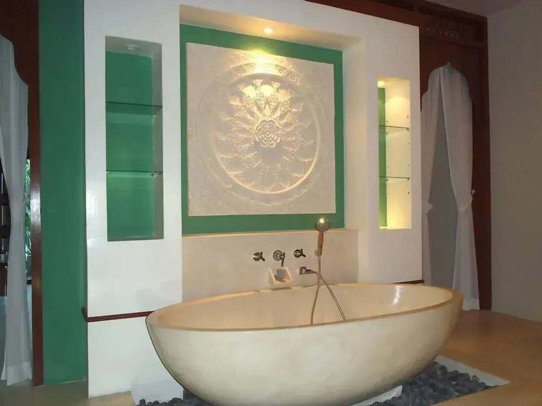 Deep soaking bathtub