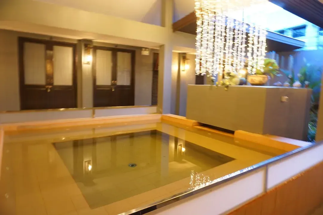Indoor spa tub