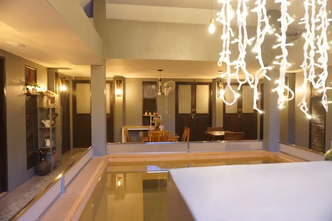Indoor spa tub