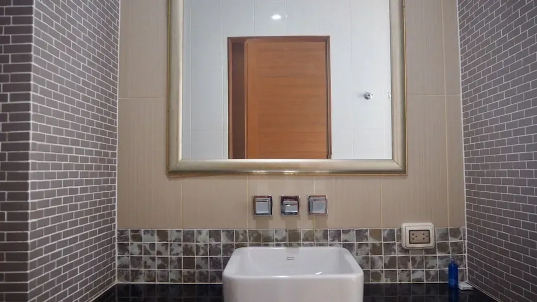 Bathroom sink