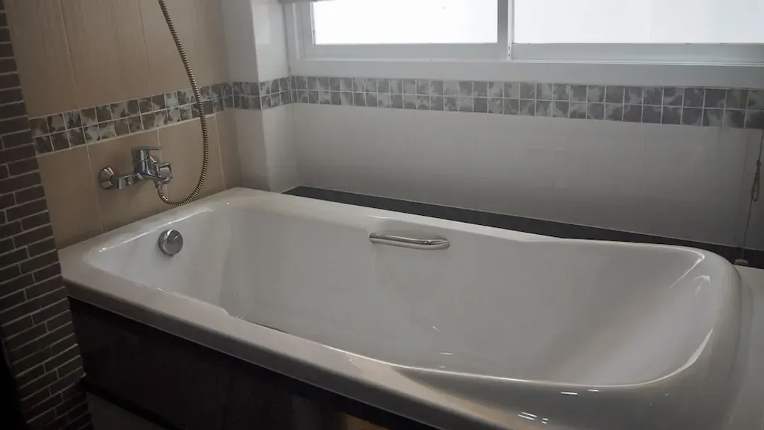 Deep soaking bathtub