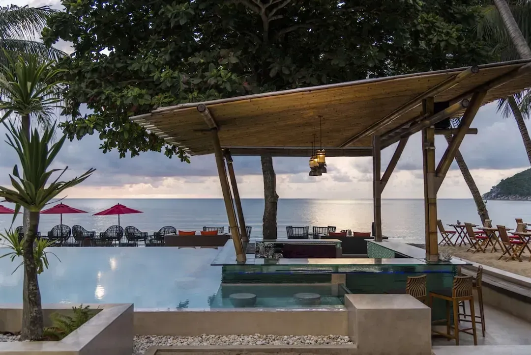 Swim-up bar