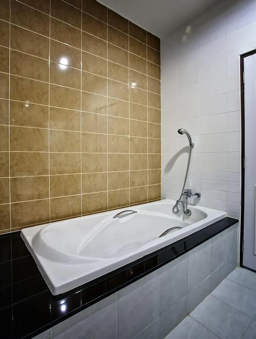 Deep soaking bathtub