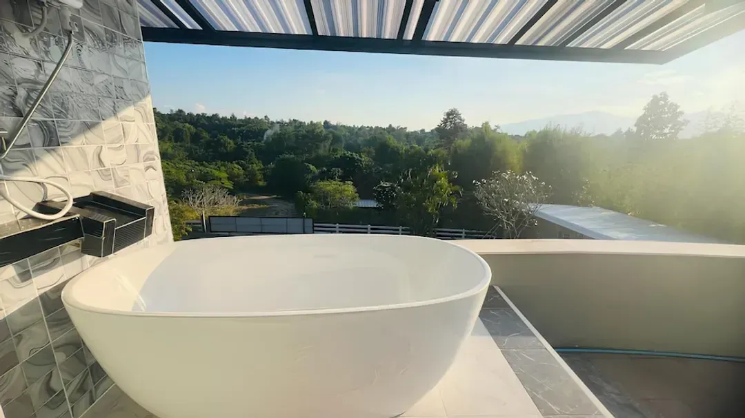 Deep soaking bathtub