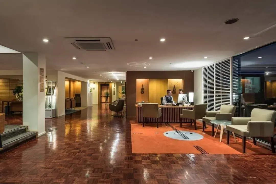 Lobby lounge