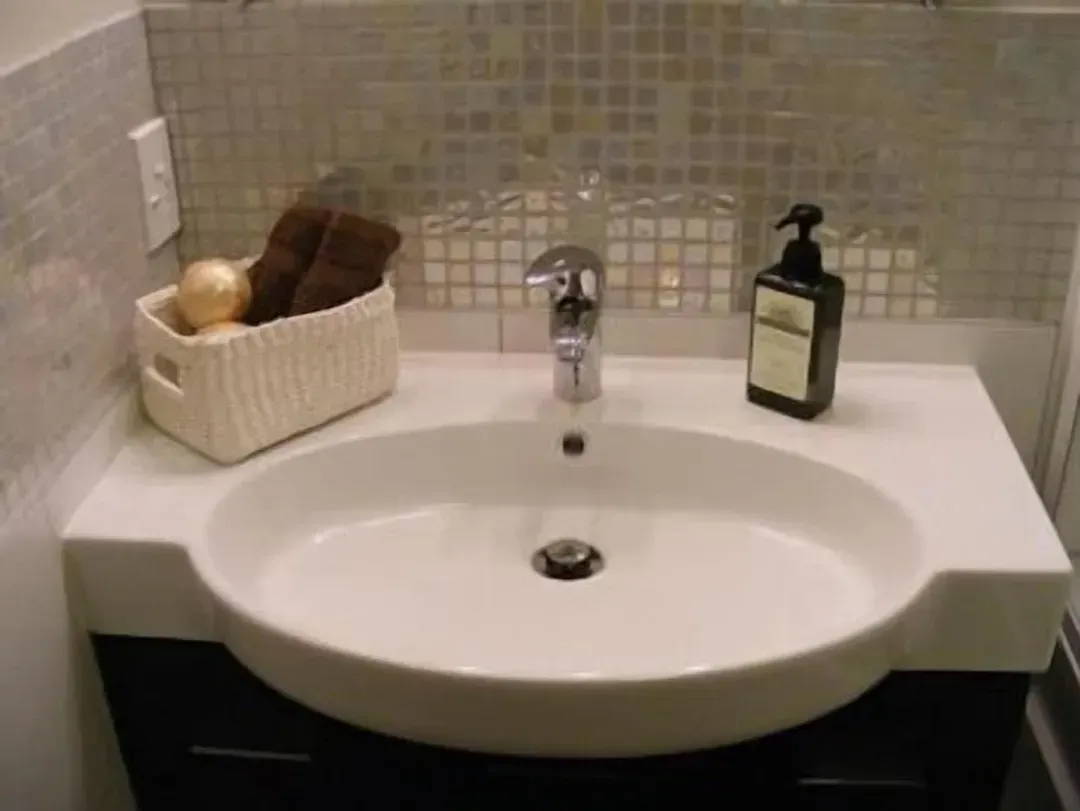 Bathroom sink