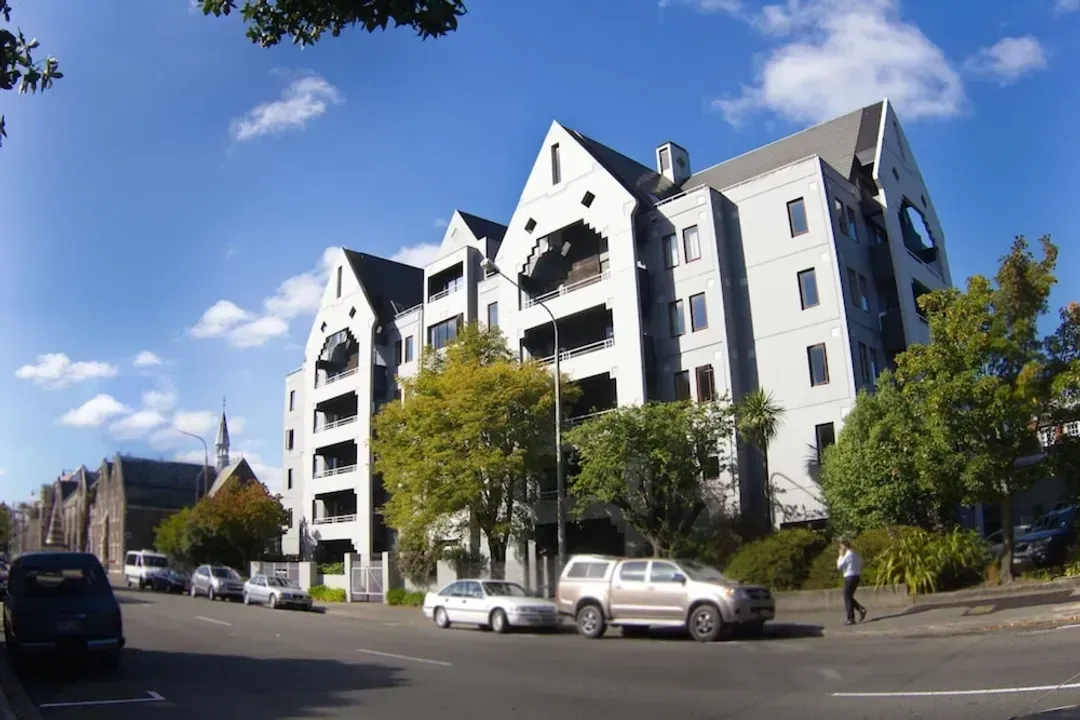 Canterbury District-Hotel Give