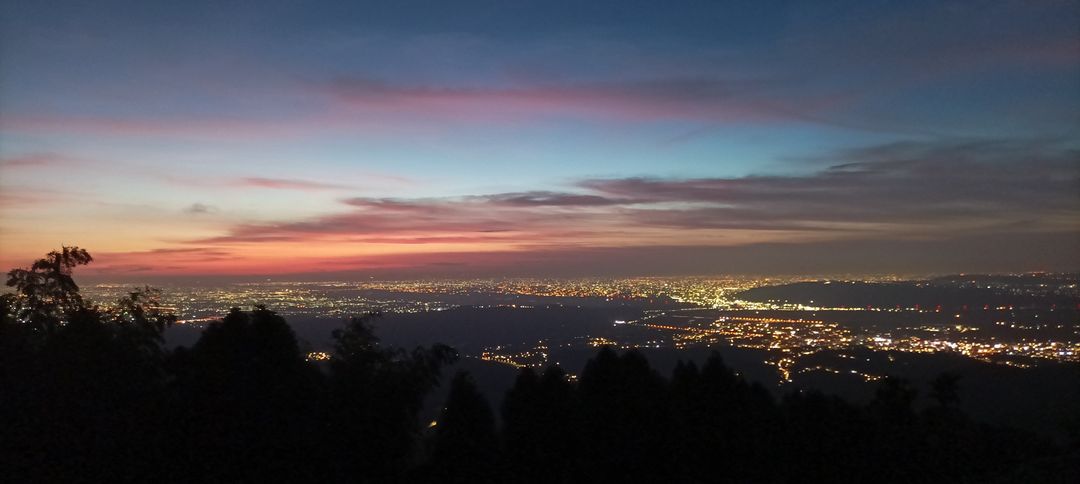 空中邊境晚霞映照謎樣夜色