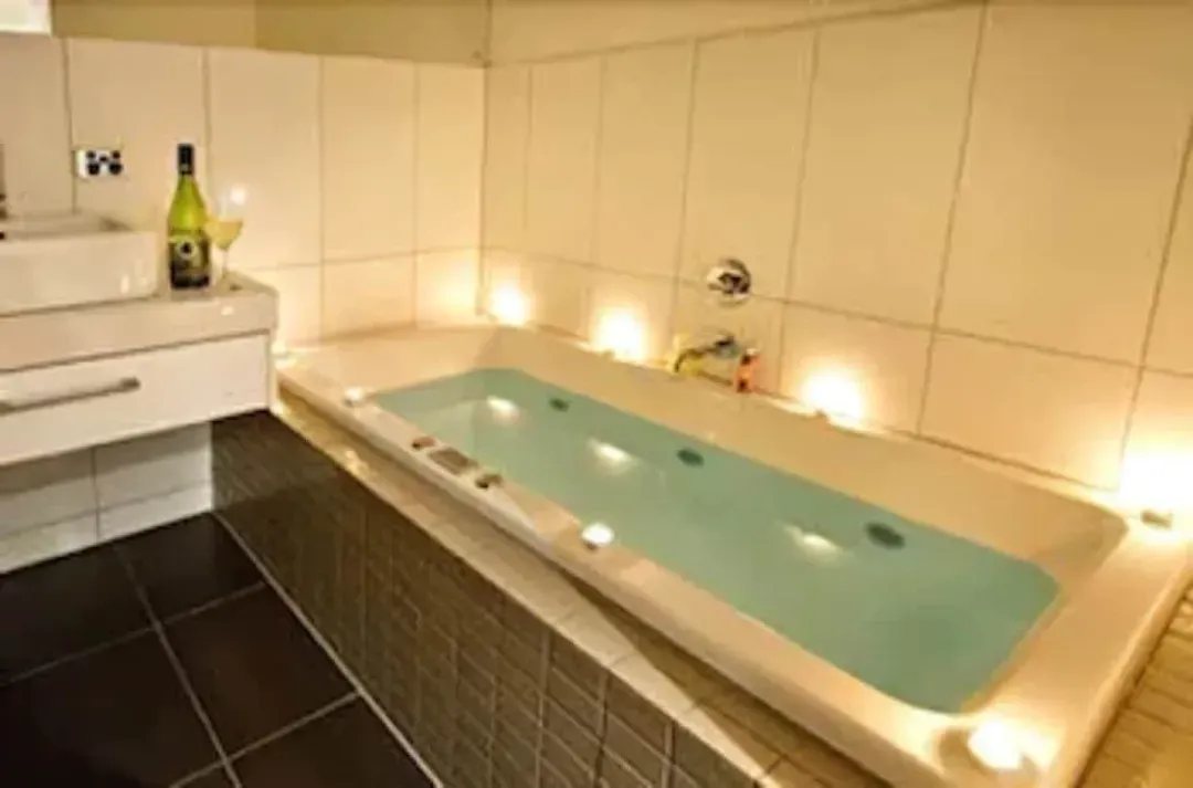 Jetted tub