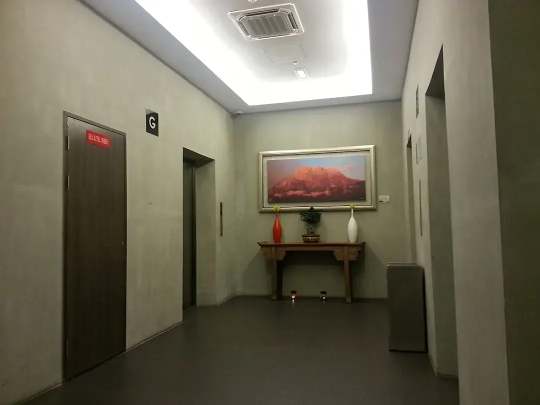 Check-in/check-out kiosk