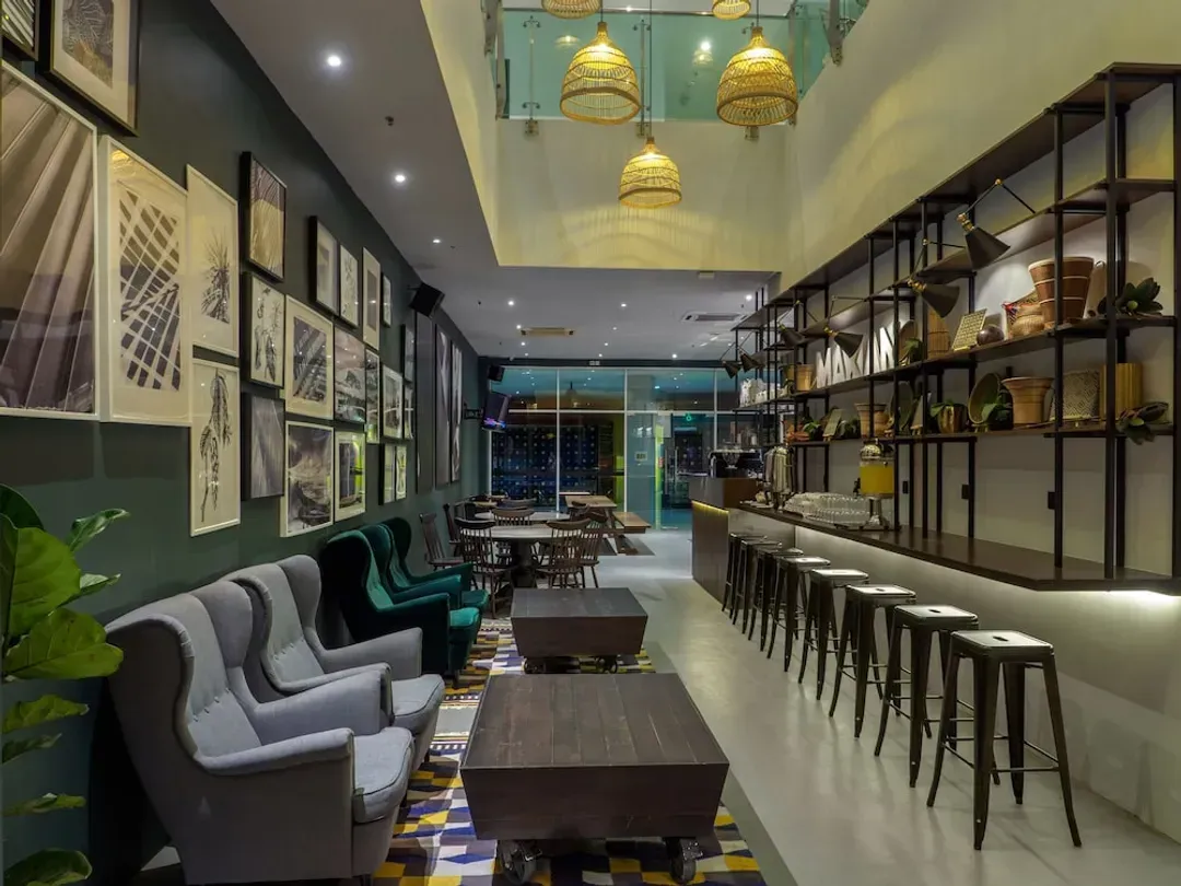 Lobby lounge
