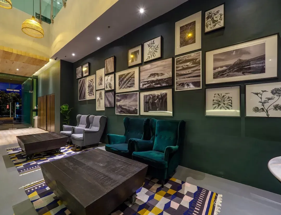 Lobby lounge