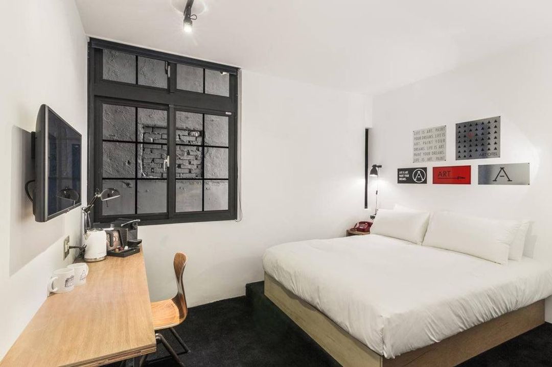 工業有窗房 (巷子窗)  Medium Industry Double Room (Alley Window)