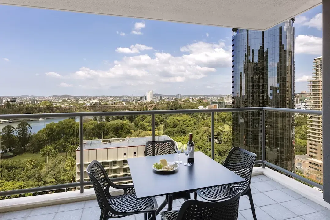 Queensland-Oaks Brisbane on Margaret Suites