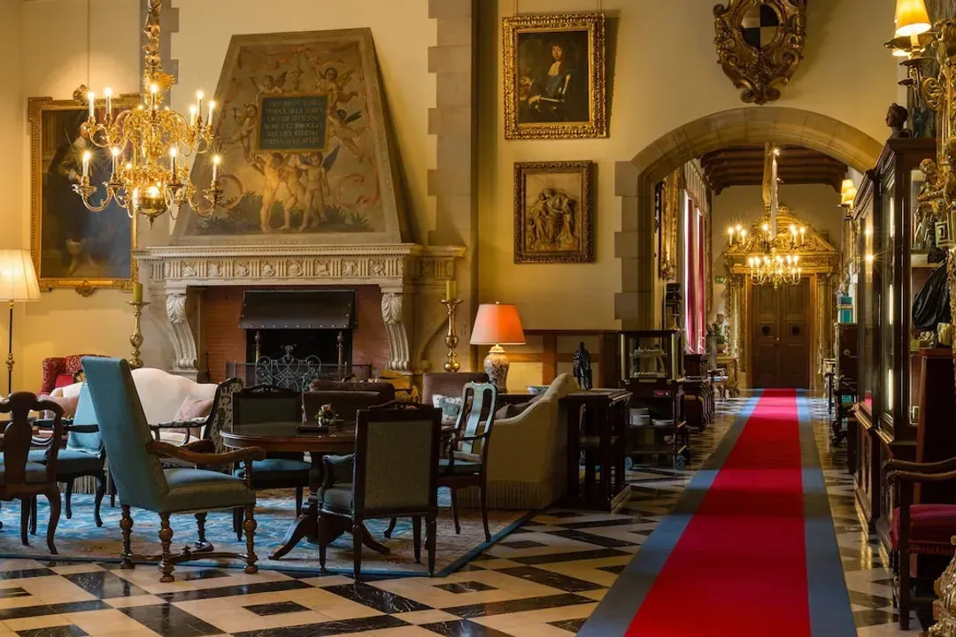Lobby lounge