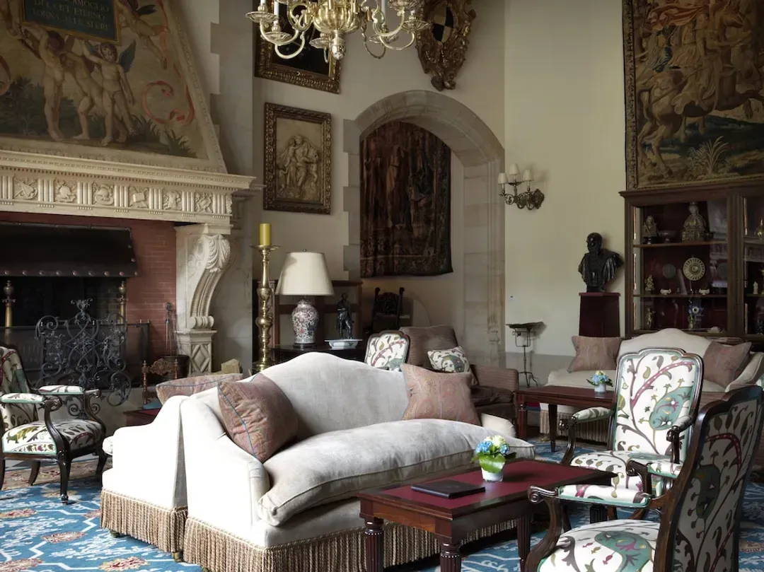 Lobby lounge