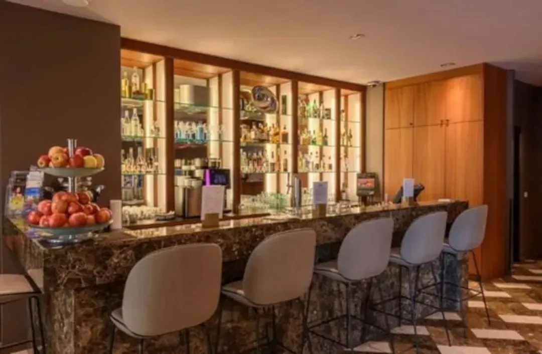 Lobby lounge