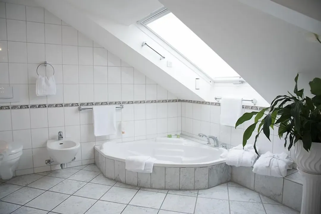 Deep soaking bathtub