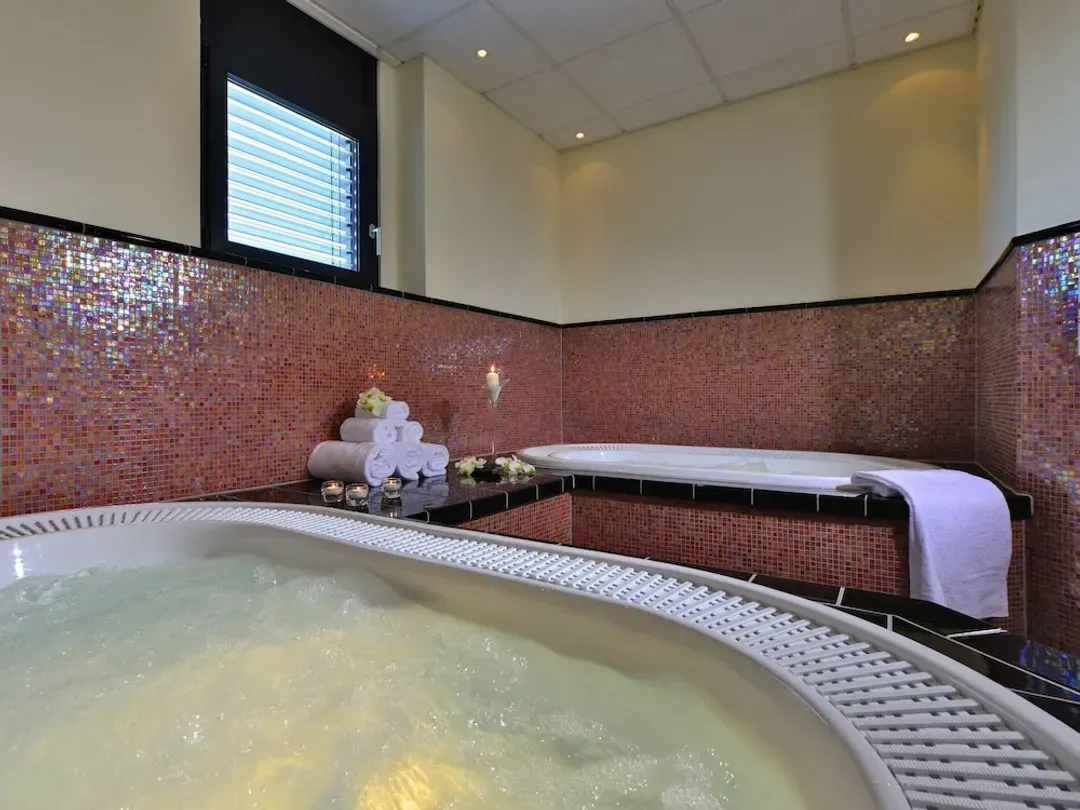 Indoor spa tub