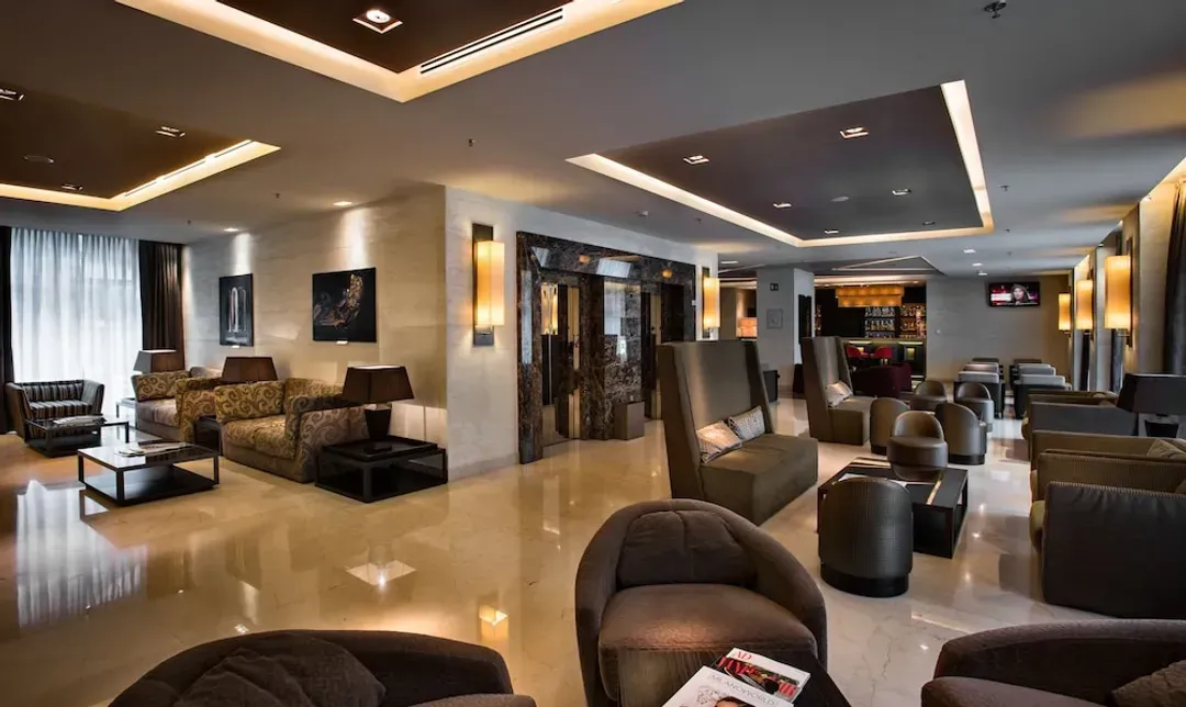 Lobby lounge