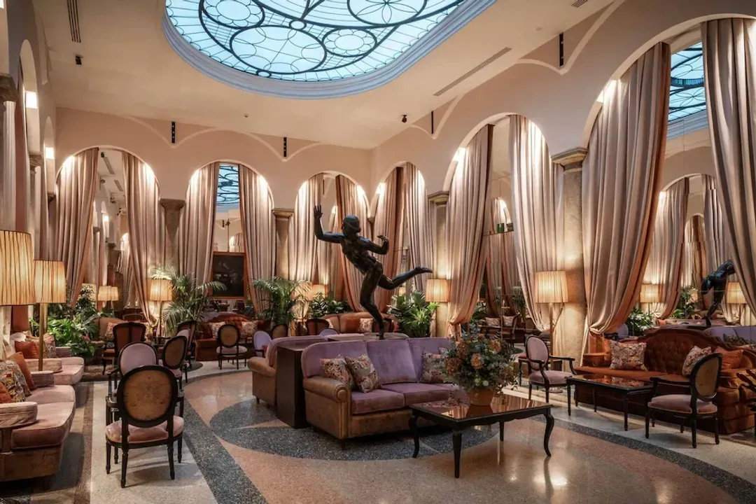 Lobby lounge