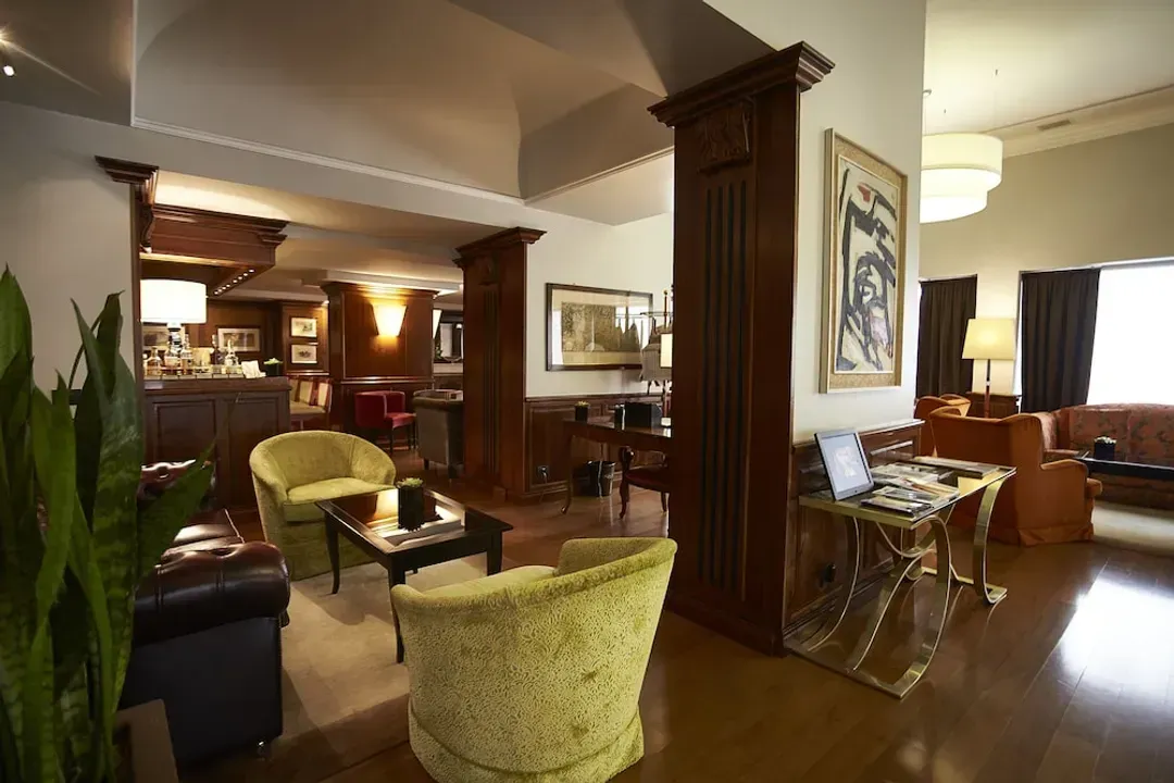 Lobby lounge