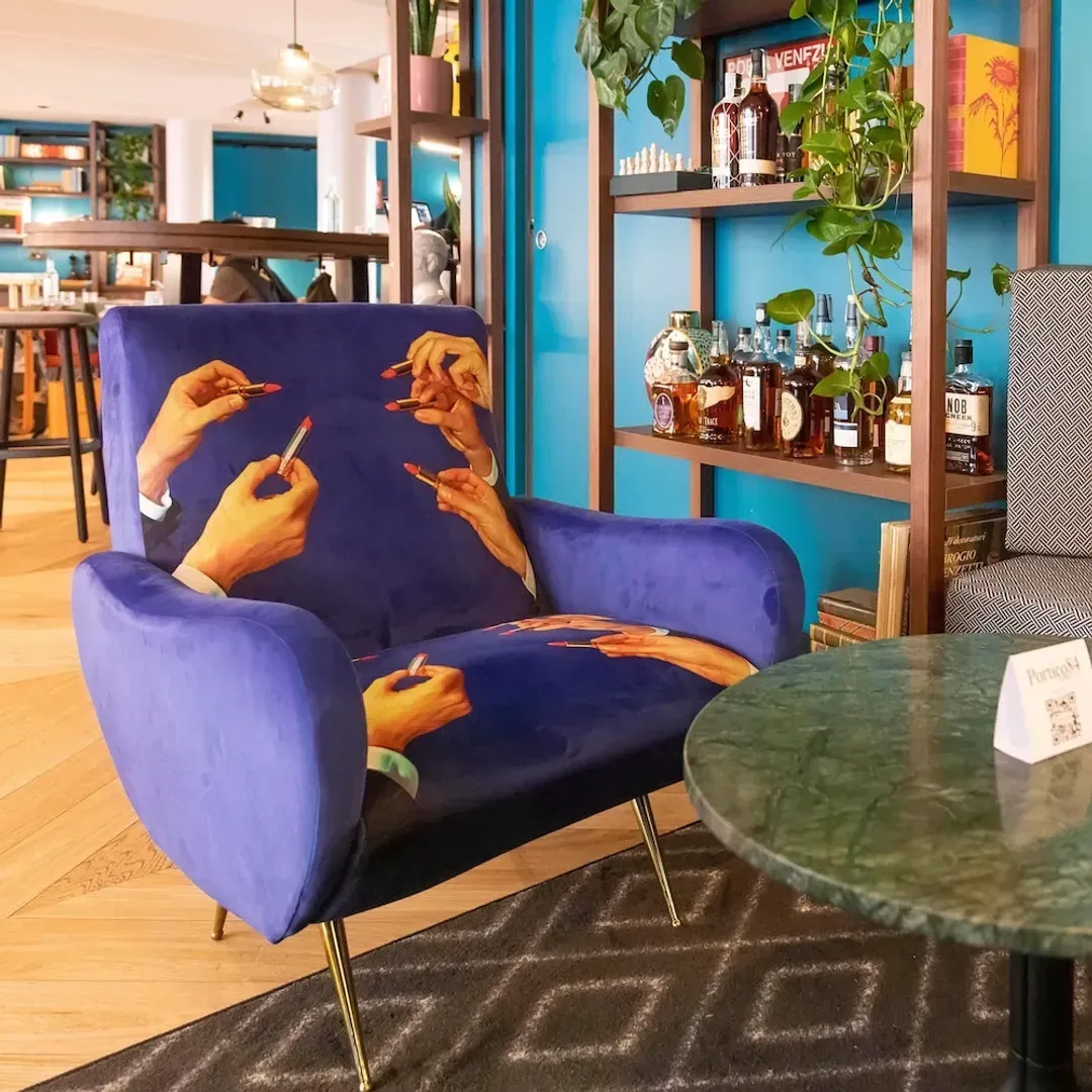 Lobby lounge