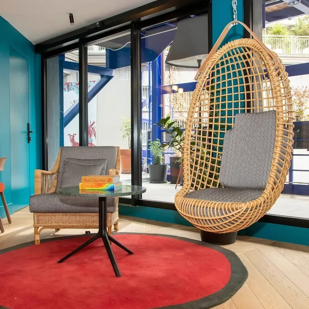 Lobby lounge