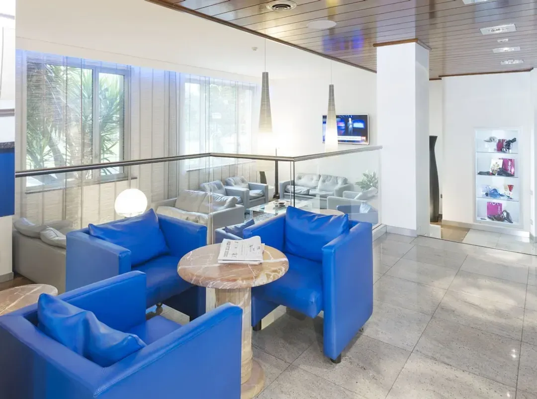 Lobby lounge