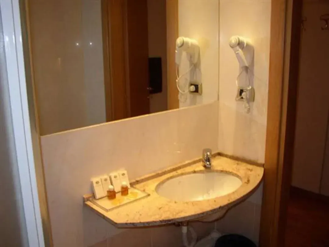 Bathroom sink