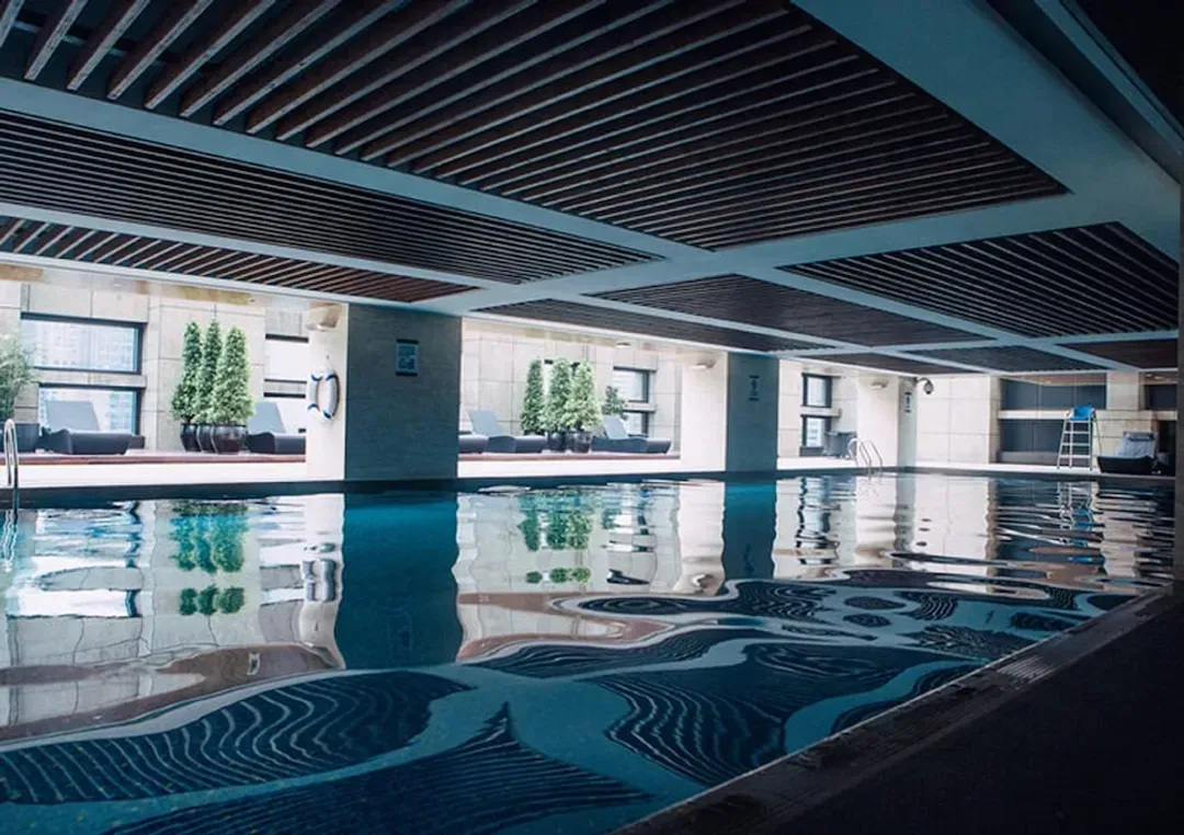 Indoor/outdoor pool
