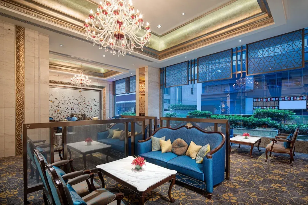Lobby lounge