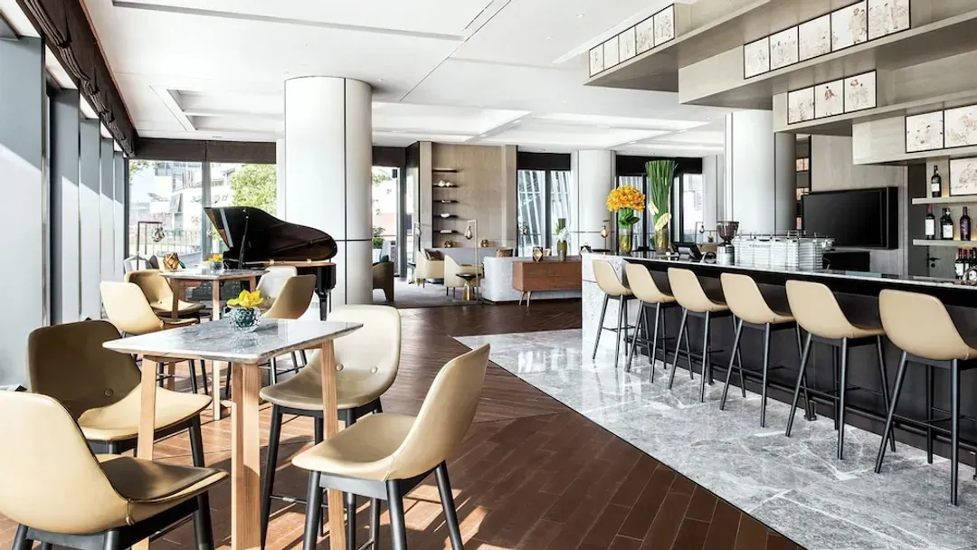 Lobby lounge