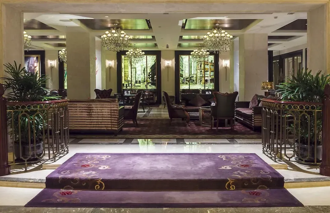 Lobby lounge