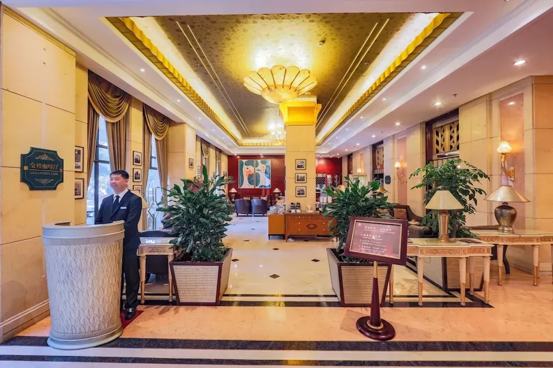 Lobby lounge