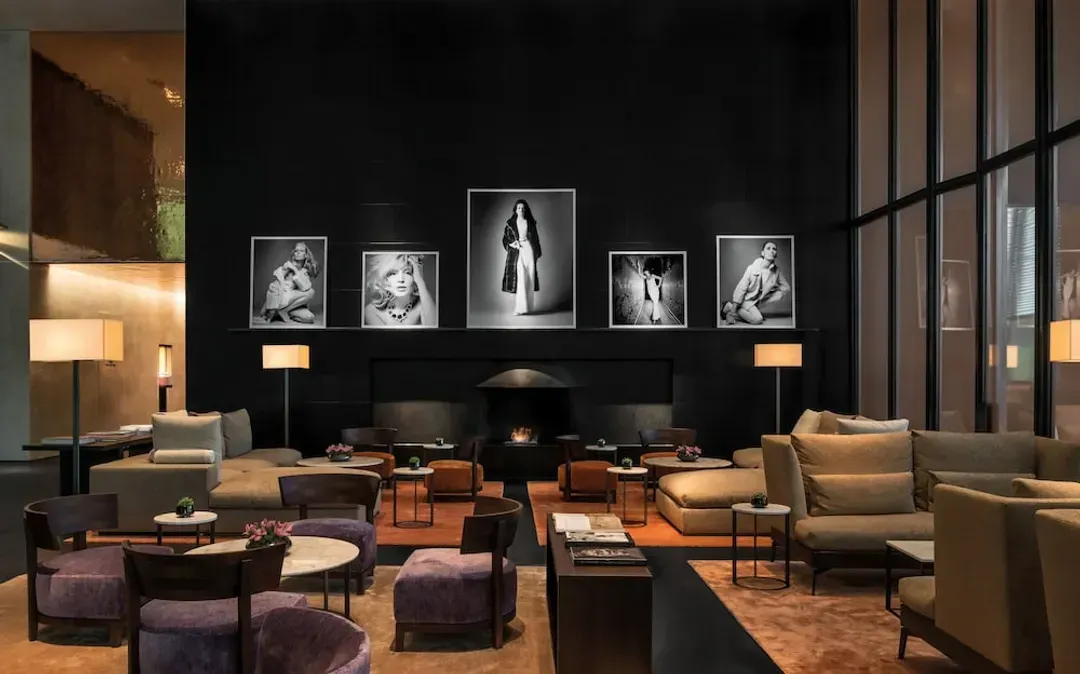 Lobby lounge
