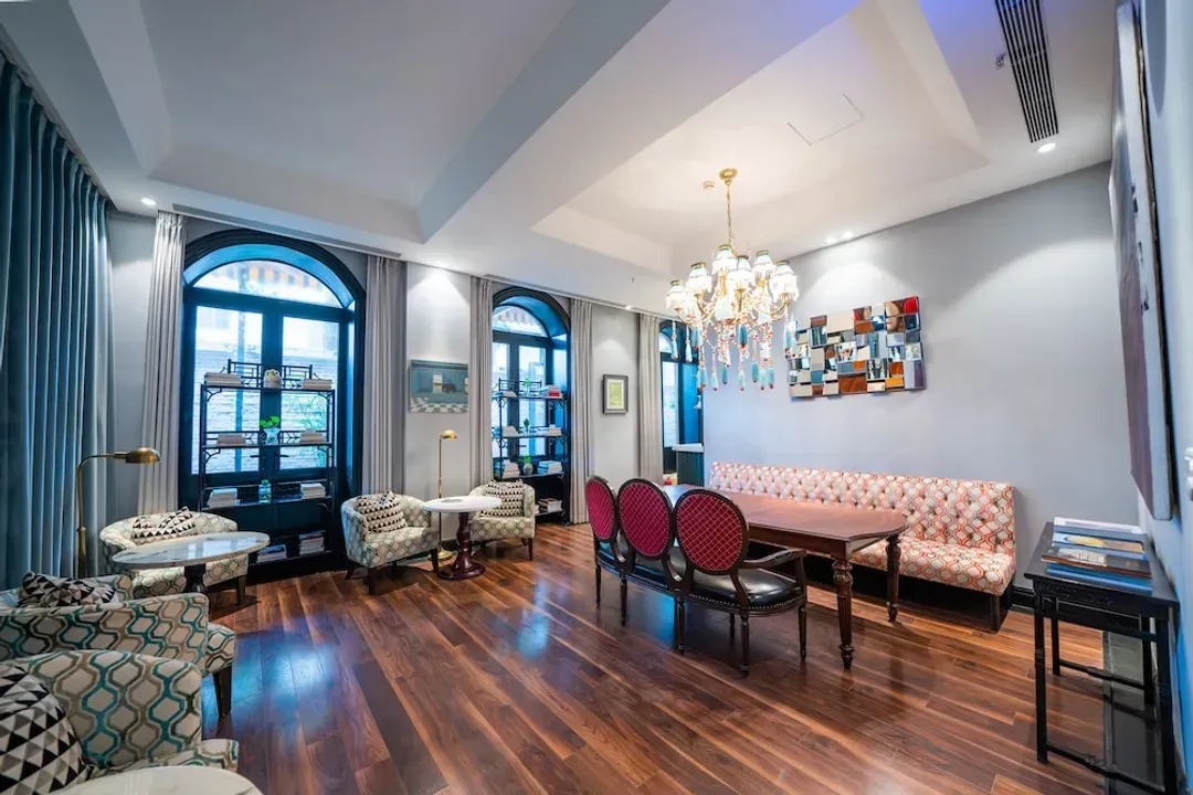 Lobby lounge