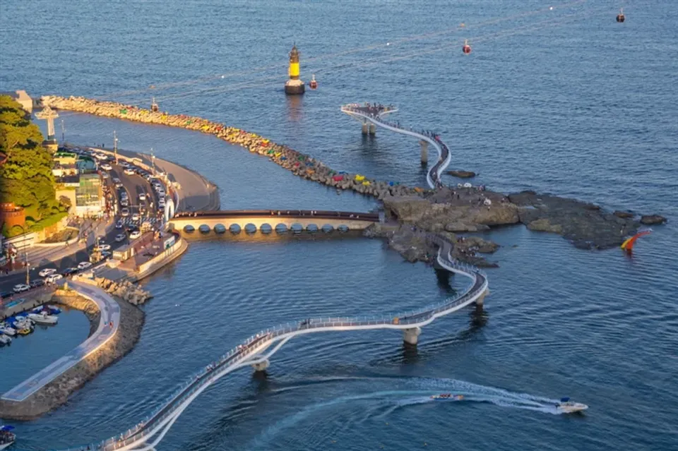 經典玩釜山｜保證四星飯店．乙日自由活動．親子樂玩LUGE滑車．天空膠囊列車．XTHESKY觀景台(一站彩妝)五日｜高雄-1