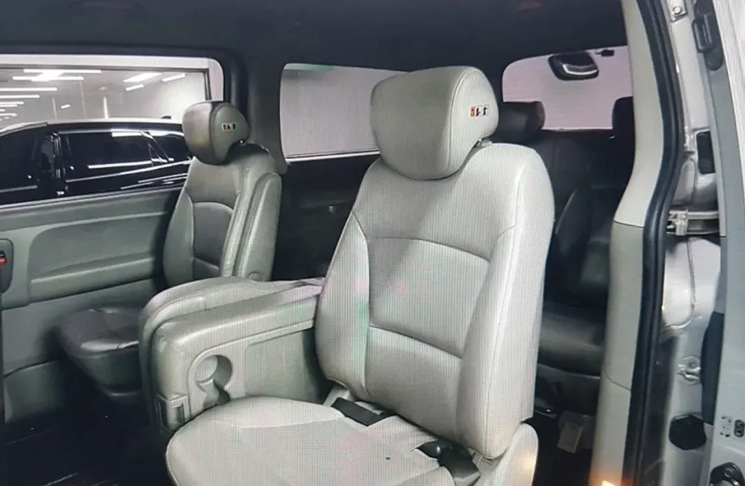接送機服務專車提供舒適乘坐體驗（此為示意圖僅供參考，實際車型可能有些微差異）
