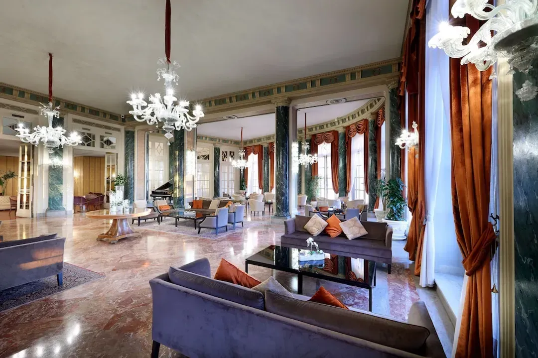 Lobby lounge
