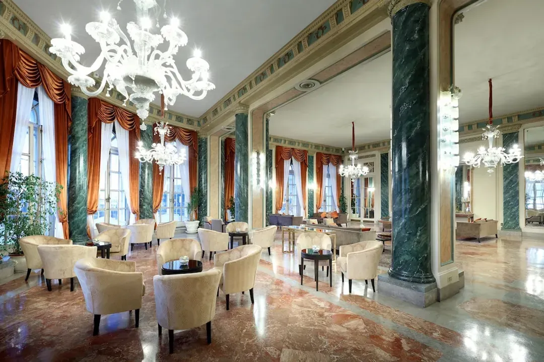 Lobby lounge