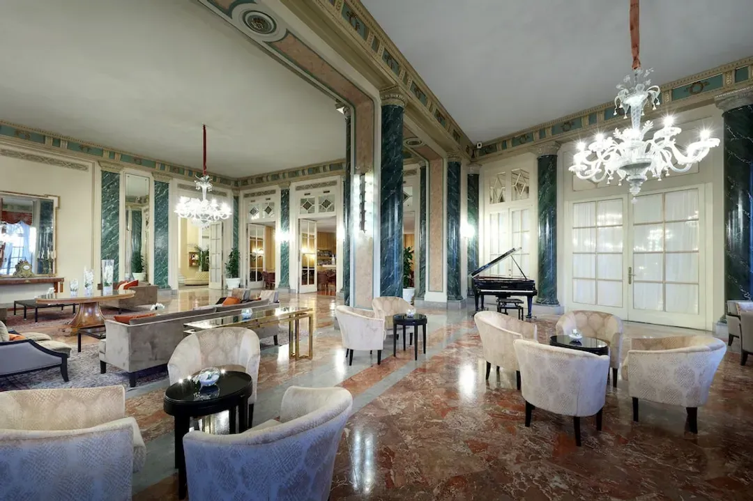 Lobby lounge