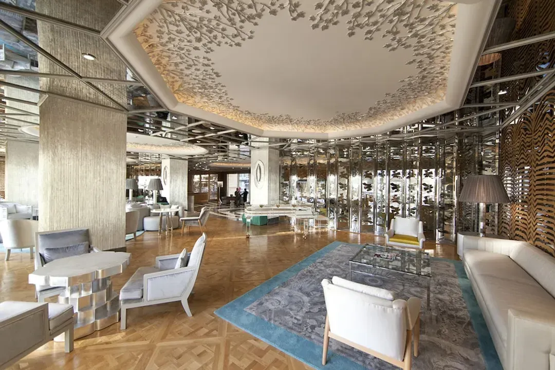 Lobby lounge