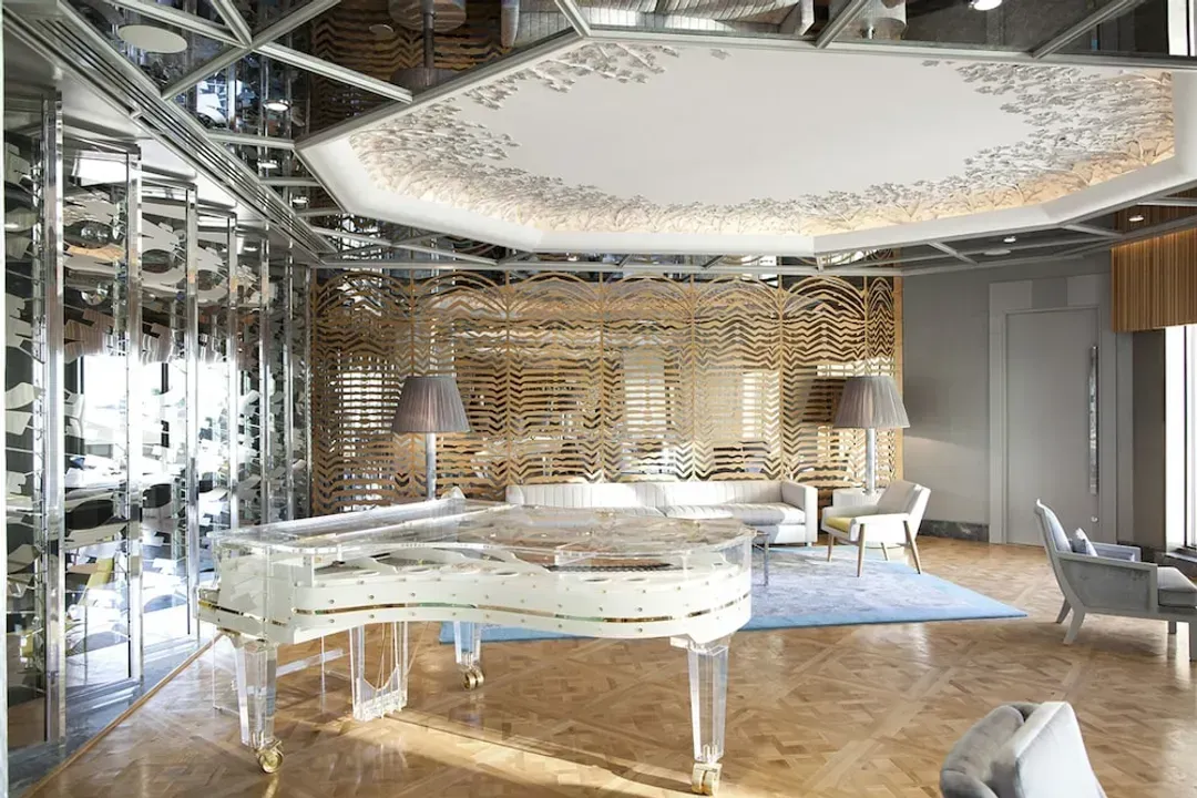 Lobby lounge