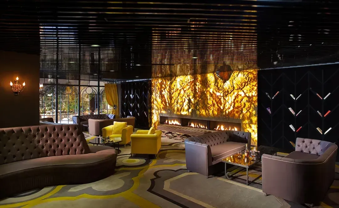 Lobby lounge